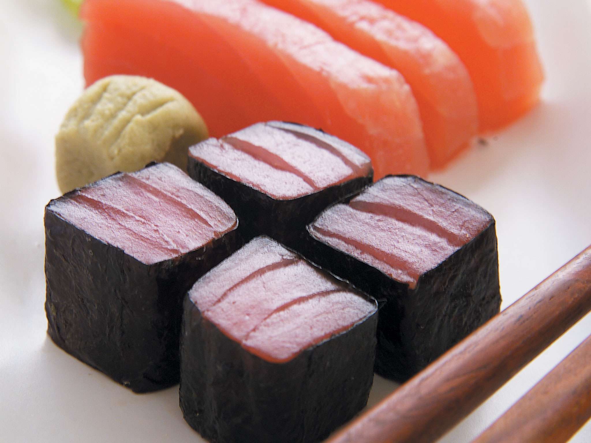 Sashimi y rolls de atún